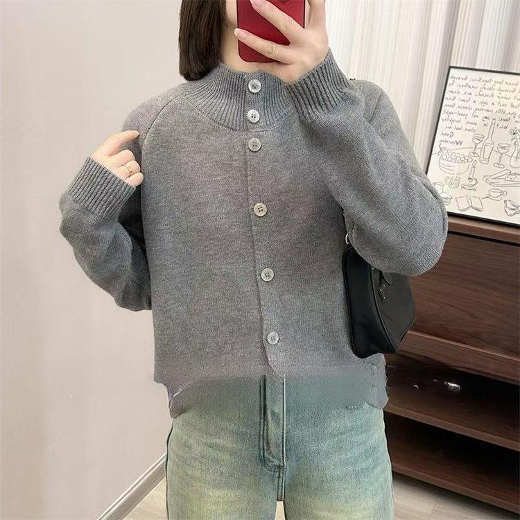 Women s Single-Breasted Knitted Cardigan, Half High Neck, Loose Fit, Korean Style, Soft, Autumn/Winter 2024. One size сірий колір
Women s Single-Breasted Knitted Cardigan, Half High Neck, Loose Fit, Korean Style, Soft, Autumn/Winter 2024. One size сірий колір