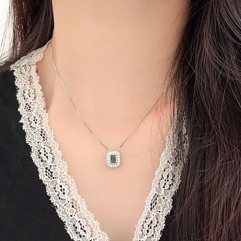 Yinruitai S925 Sterling Silver Emerald Square Necklace - Slim, Luxurious, and Exquisite Clavicle Choker for Women
Yinruitai S925 Sterling Silver Emerald Square Necklace - Slim, Luxurious, and Exquisite Clavicle Choker for Women