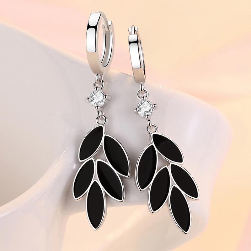 Trendy 925 Sterling Silver Earrings for Women Vintage Black Leaves Temperament Long Eardrop Jewelry Lady Anniversary Accessories срібний
Trendy 925 Sterling Silver Earrings for Women Vintage Black Leaves Temperament Long Eardrop Jewelry Lady Anniversary Accessories срібний