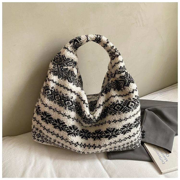 Осень и зима новая сумка на плечо из овечьей шерсти женская большая вместительная ретро в иностранном стиле сумка-тоут модная сумка под мышку для通勤 женщин чёрный
Осень и зима новая сумка на плечо из овечьей шерсти женская большая вместительная ретро в иностранном стиле сумка-тоут модная сумка под мышку для通勤 женщин чёрный