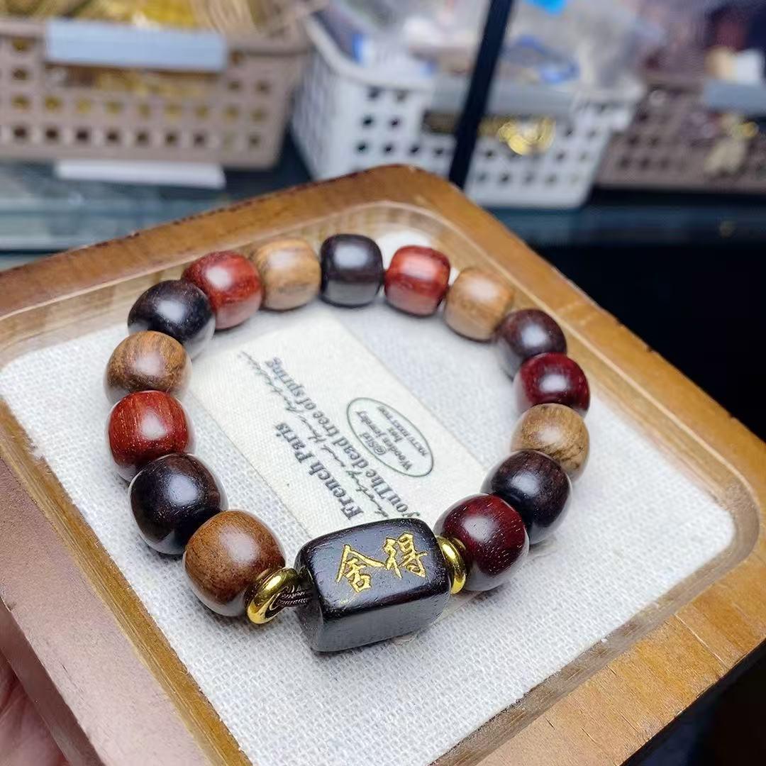 Sandalwood Duobao paired with Shede Bracelet: Stylish, versatile, and exquisite unisex design for fashion-forward individuals.
Sandalwood Duobao paired with Shede Bracelet: Stylish, versatile, and exquisite unisex design for fashion-forward individuals.
