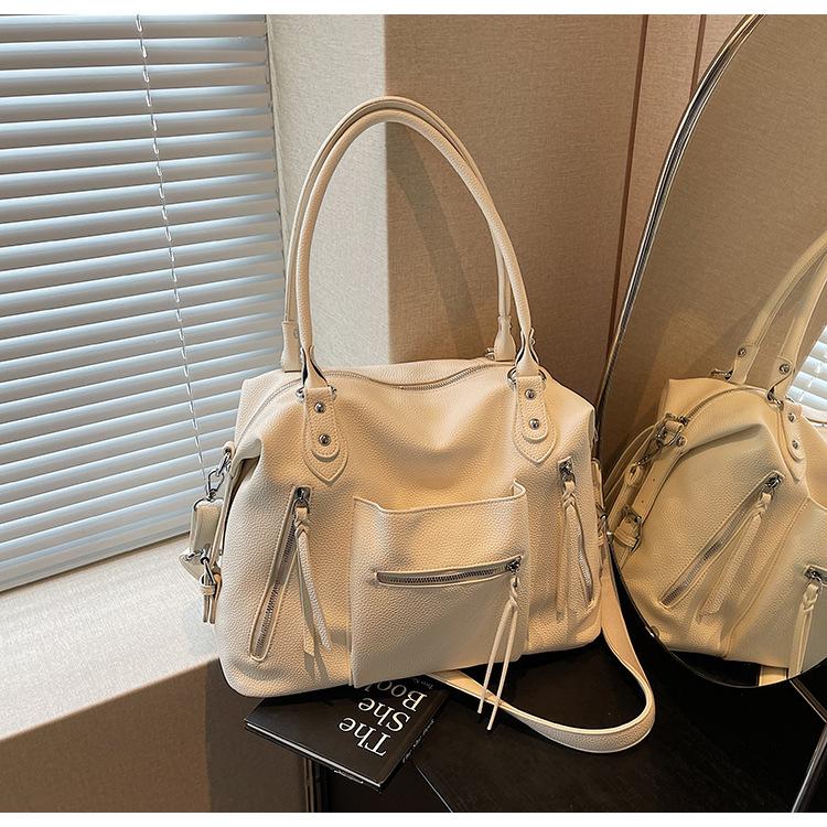Large capacity retro shoulder tote bag 2025 new oblique span bag portable underarm bag
Large capacity retro shoulder tote bag 2025 new oblique span bag portable underarm bag