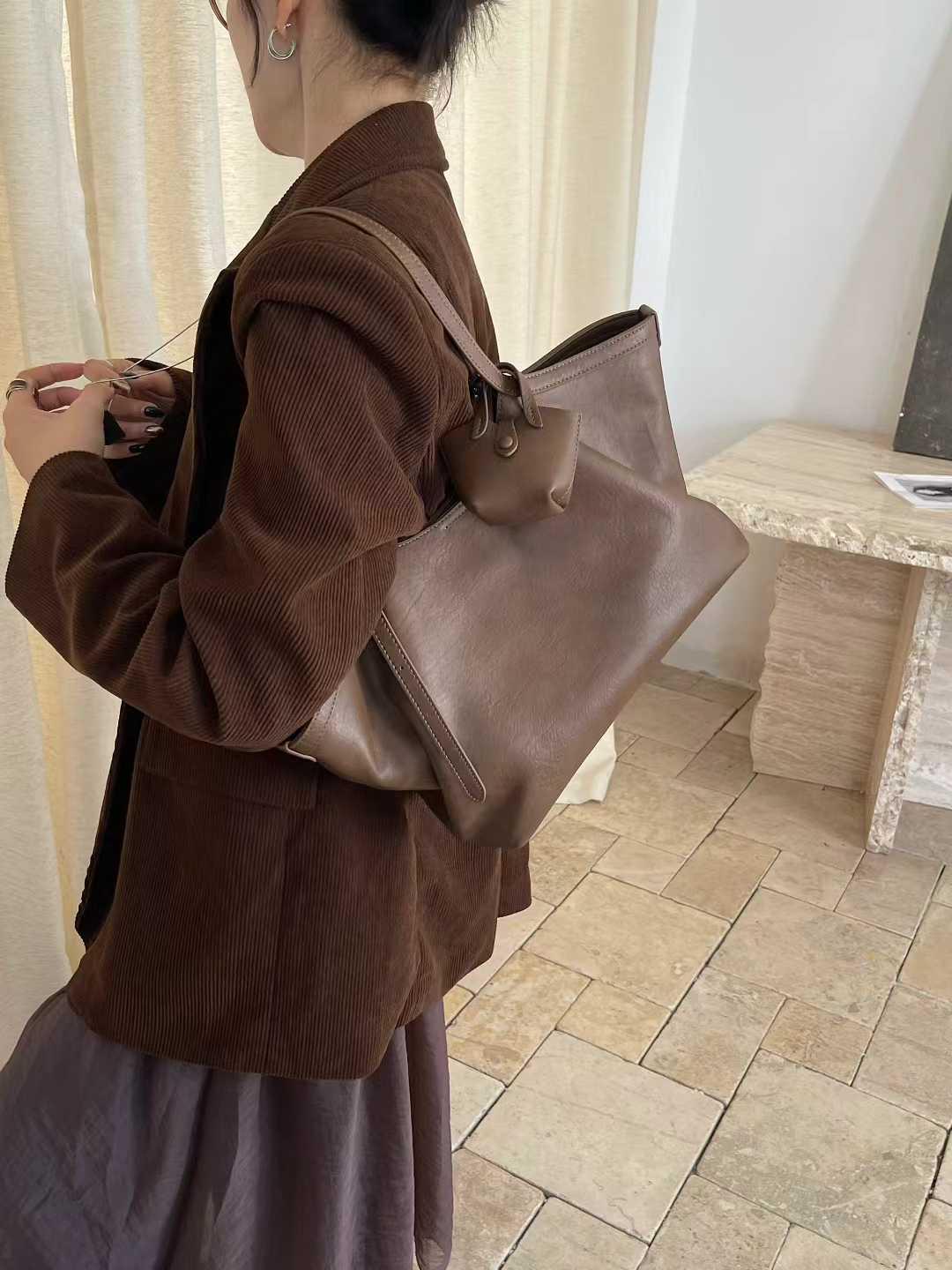 2025 Korean High-End Large Capacity Oil Wax Leather Tote - Autumn/Winter Women s Shoulder Bag
2025 Korean High-End Large Capacity Oil Wax Leather Tote - Autumn/Winter Women s Shoulder Bag