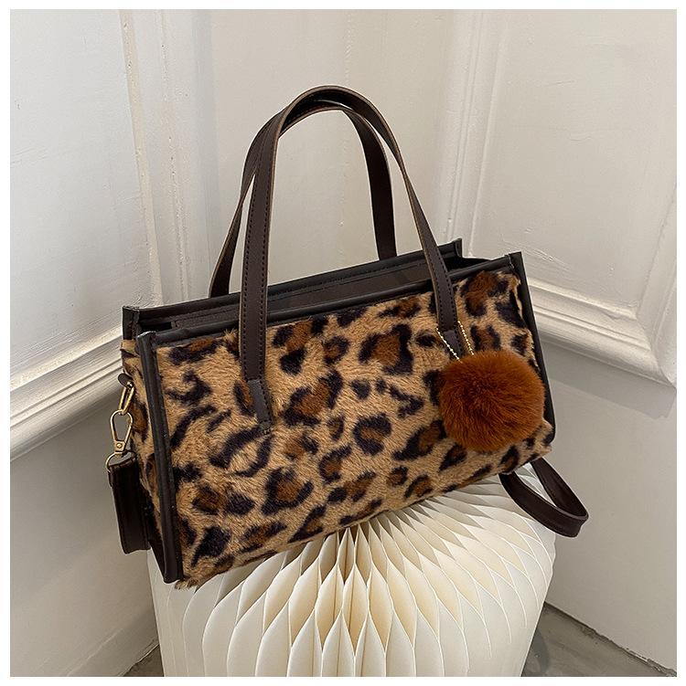 Плюшевая портативная сумка-тоут с леопардовым принтом, женская, зима 2025, новая модная, простая, в клетку «тысяча птиц», на плечо, мессенджер
Плюшевая портативная сумка-тоут с леопардовым принтом, женская, зима 2025, новая модная, простая, в клетку «тысяча птиц», на плечо, мессенджер