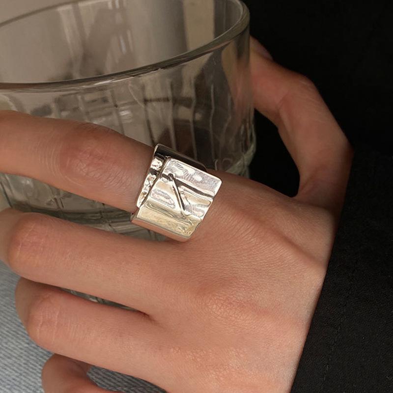 Pure Silver Ring - Feminine Smooth Surface, Wavy Surface, Fashionable and Unique, Light Luxury Finger Ring J2714
Pure Silver Ring - Feminine Smooth Surface, Wavy Surface, Fashionable and Unique, Light Luxury Finger Ring J2714