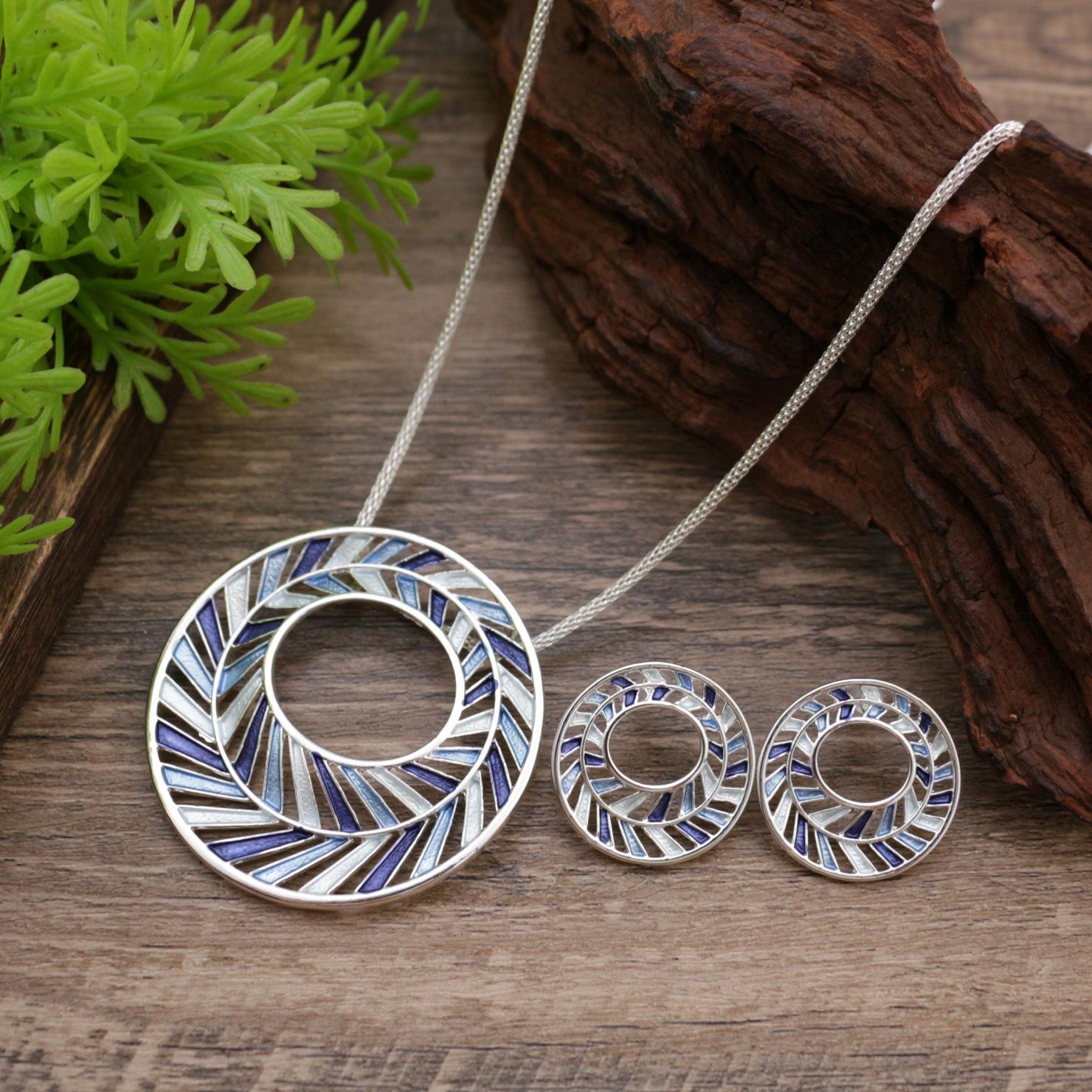 Новый цветная масляная живопись полый кольцевой набор серег-пуссет и подвески, женское преувеличенное кольцо и ожерелье.
Новый цветная масляная живопись полый кольцевой набор серег-пуссет и подвески, женское преувеличенное кольцо и ожерелье.