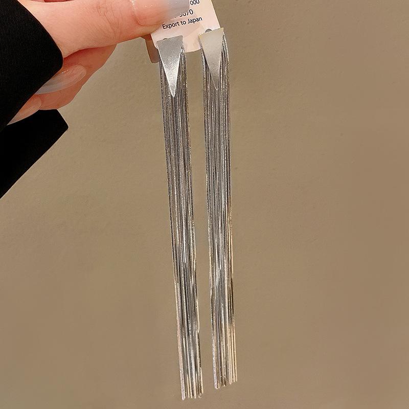 Real gold electroplated silver needle long fringed earrings, European and American fashion cold wind earrings, niche high-end earrings
Real gold electroplated silver needle long fringed earrings, European and American fashion cold wind earrings, niche high-end earrings