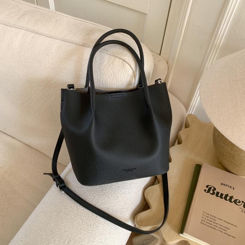 Популярная маленькая сумка женская зимняя новая портативная сумка-ведро модная повседневная дорожная сумка через плечо
Популярная маленькая сумка женская зимняя новая портативная сумка-ведро модная повседневная дорожная сумка через плечо