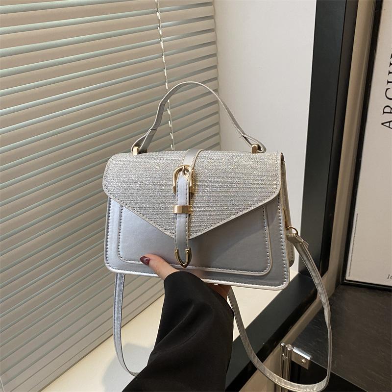 Сумка-мессенджер нишевого дизайна для通勤, женская сумка, новая премиальная сумочка, простая наплечная сумка, текстурная маленькая квадратная сумка серебряный
Сумка-мессенджер нишевого дизайна для通勤, женская сумка, новая премиальная сумочка, простая наплечная сумка, текстурная маленькая квадратная сумка серебряный