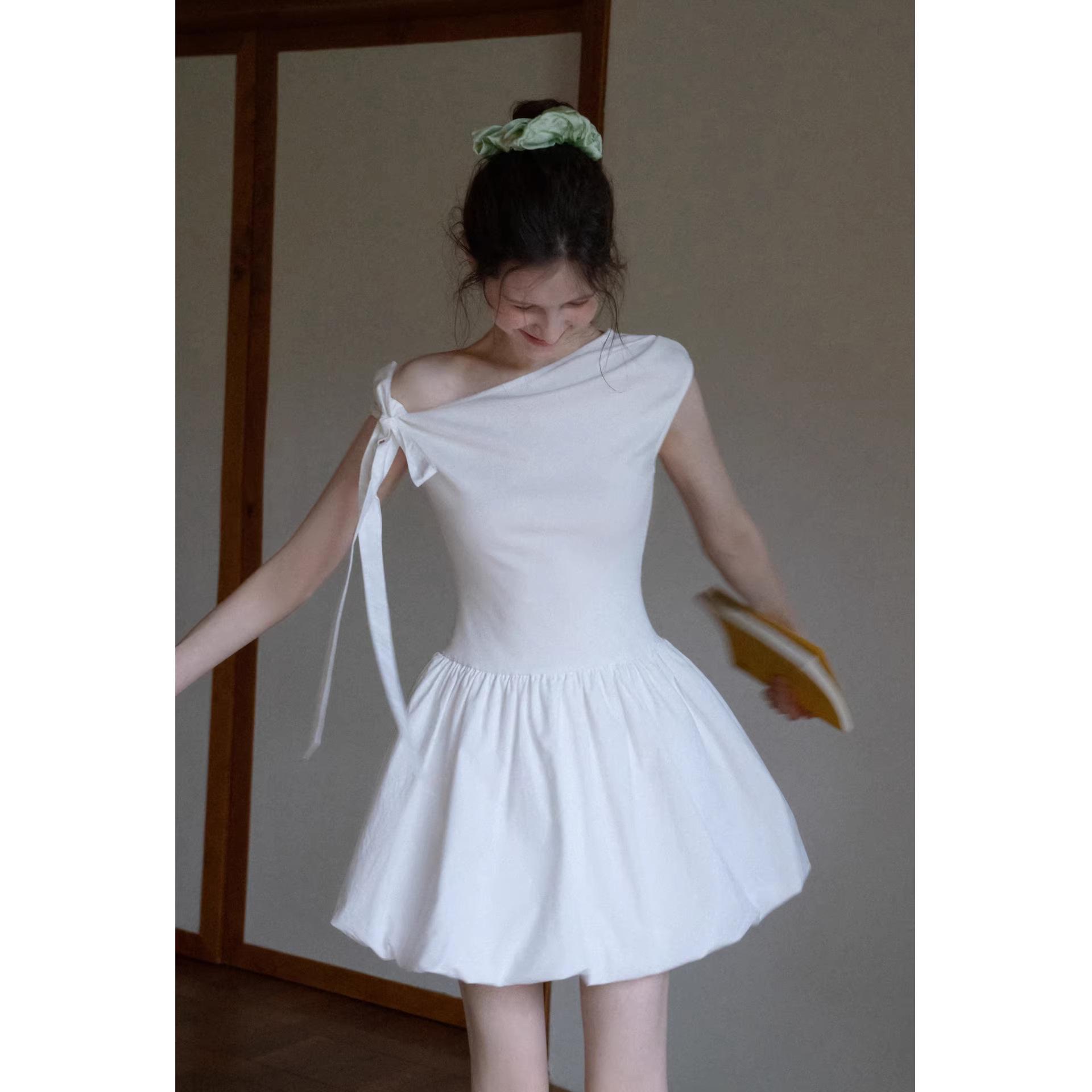 Korean-Style White One-Shoulder Tulip Hem Dress: Sleek Sleeveless A-Line Skirt for Summer Elegance Medium білий
Korean-Style White One-Shoulder Tulip Hem Dress: Sleek Sleeveless A-Line Skirt for Summer Elegance Medium білий