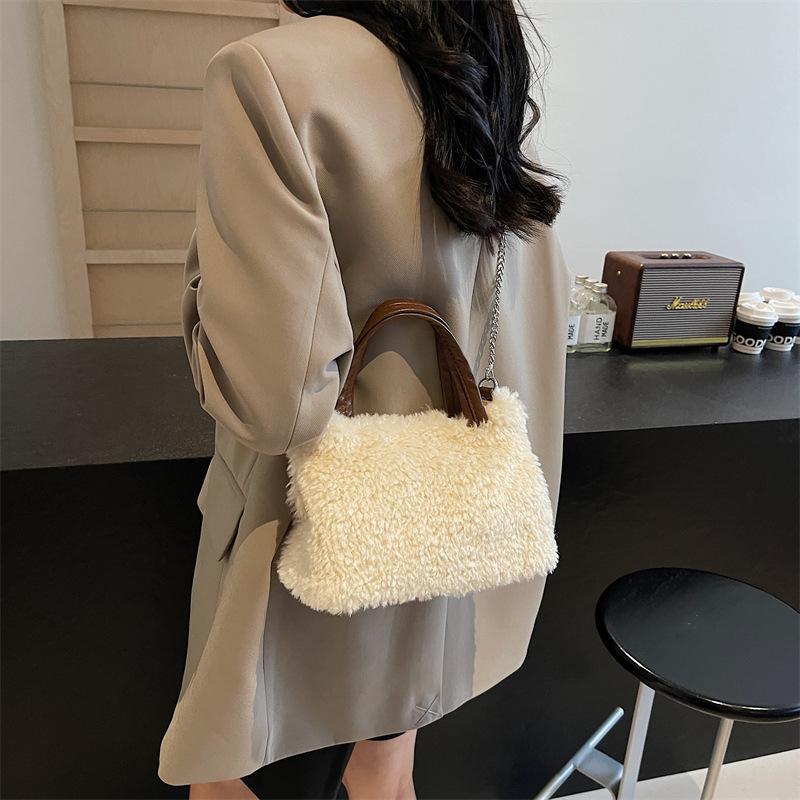 Niche Mao Mao handbag bag women s 2025 new versatile high-end plush chain shoulder messenger bag 24*12*15
Niche Mao Mao handbag bag women s 2025 new versatile high-end plush chain shoulder messenger bag 24*12*15