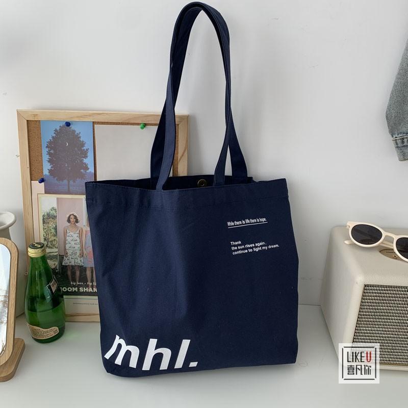 Canvas Large-capacity Letter Bag Versatile New Style Version Ins Fashion Trend Simple and Casual Canvas Bag темно-синього кольору
Canvas Large-capacity Letter Bag Versatile New Style Version Ins Fashion Trend Simple and Casual Canvas Bag темно-синього кольору