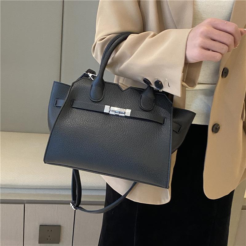 Retro commuter bag women s large capacity 2 new autumn and winter leisure niche messenger bag portable work bag чорний
Retro commuter bag women s large capacity 2 new autumn and winter leisure niche messenger bag portable work bag чорний