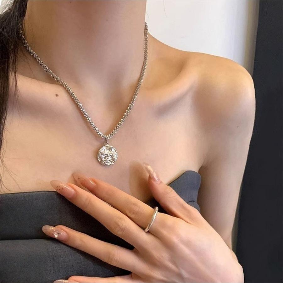 Niche design tinfoil round brand sparkling necklace light luxury collarbone chain temperament simple and versatile sweater chain
Niche design tinfoil round brand sparkling necklace light luxury collarbone chain temperament simple and versatile sweater chain