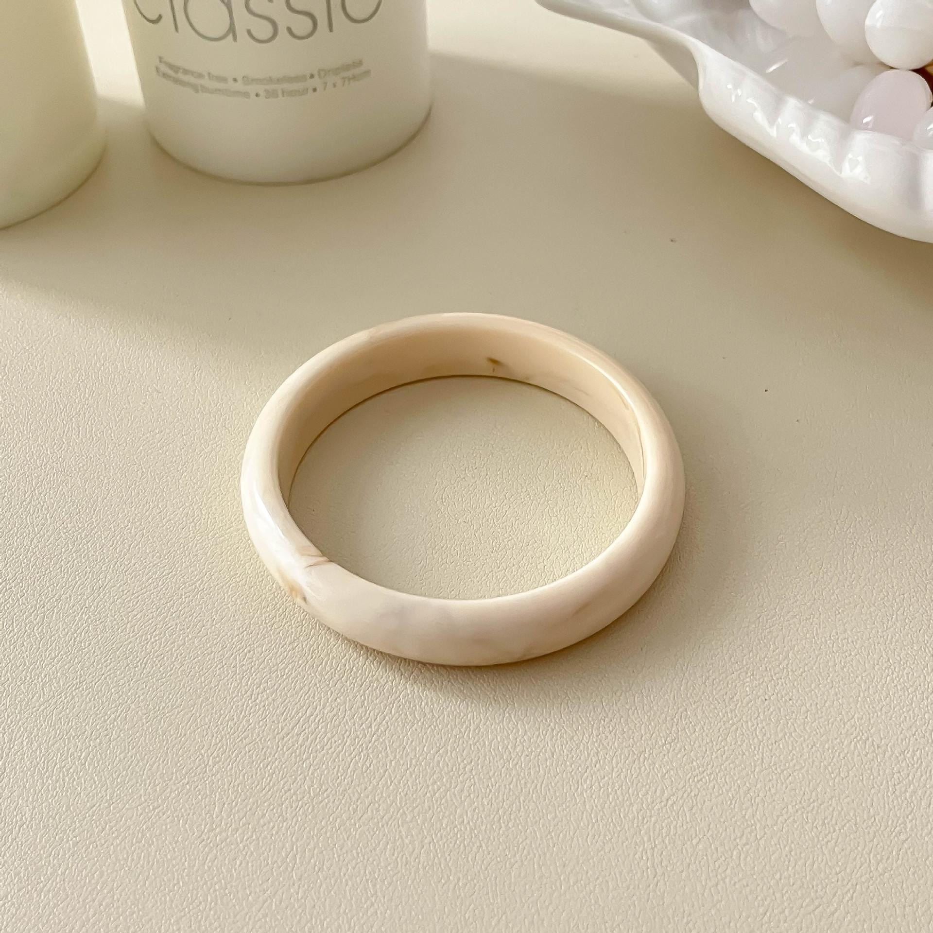 Exaggeration Smudged Resin Fine Bangle for Women Vintage Acrylic Korean Fashion Bracelets Jewelry Elegant Simple Pulseras
Exaggeration Smudged Resin Fine Bangle for Women Vintage Acrylic Korean Fashion Bracelets Jewelry Elegant Simple Pulseras