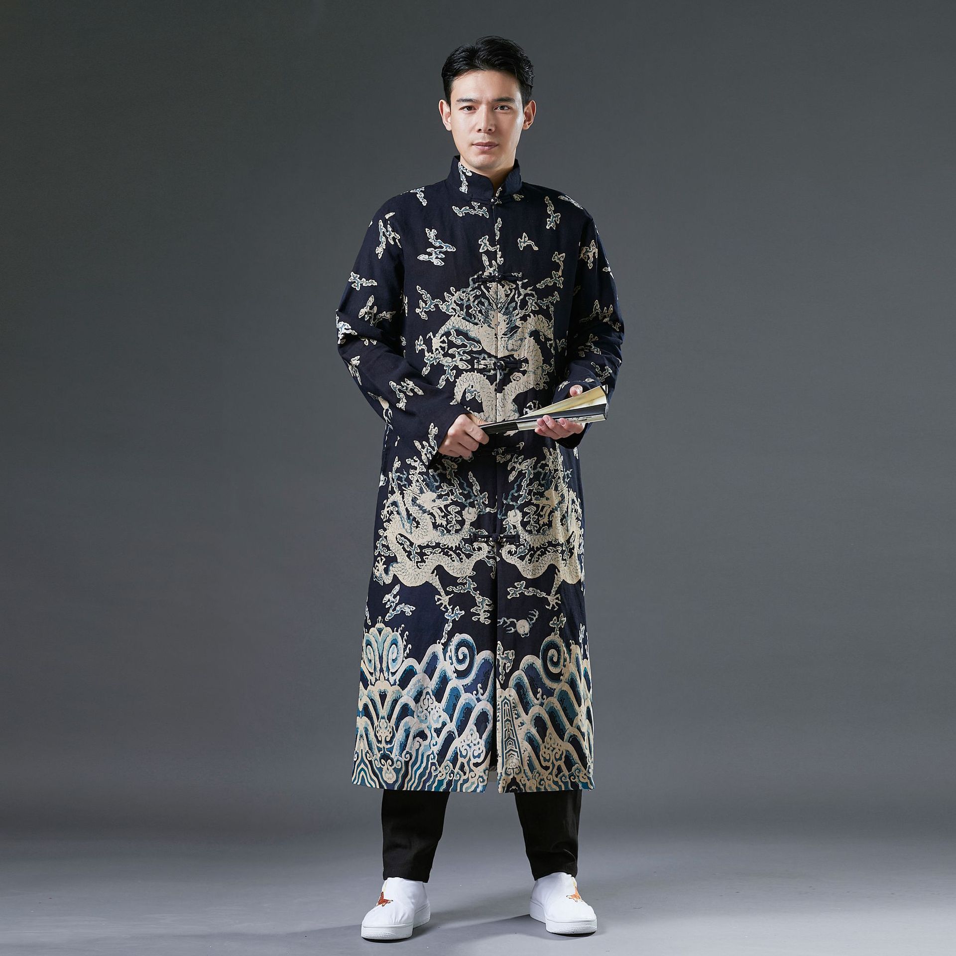 Winter new double-layer dragon pattern trench coat cotton and linen printed disc-buckled cardigan loose stand-up collar Chinese style coat XL синій
Winter new double-layer dragon pattern trench coat cotton and linen printed disc-buckled cardigan loose stand-up collar Chinese style coat XL синій