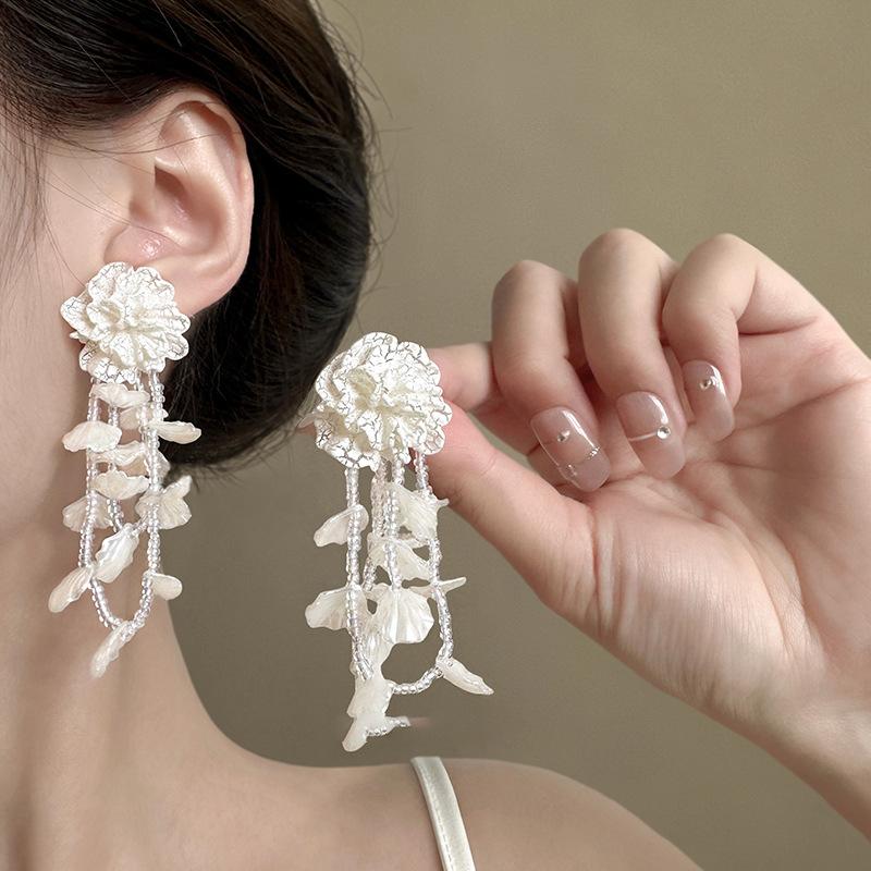 Glass bead tassel flower earrings light luxury exquisite personalized earrings fashion exaggerated earrings niche high sense
Glass bead tassel flower earrings light luxury exquisite personalized earrings fashion exaggerated earrings niche high sense