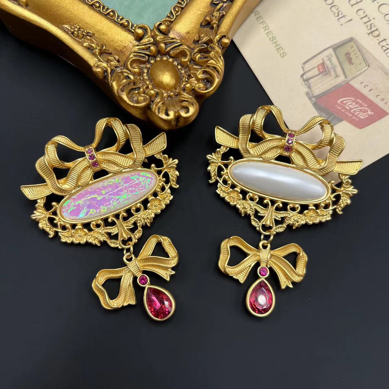 Classic Vintage Dazzle Shell Rhinestone Pearl Pendant Brooches Badges For Women Men Baroque Palace Style Bow Pins Accessories
Classic Vintage Dazzle Shell Rhinestone Pearl Pendant Brooches Badges For Women Men Baroque Palace Style Bow Pins Accessories
