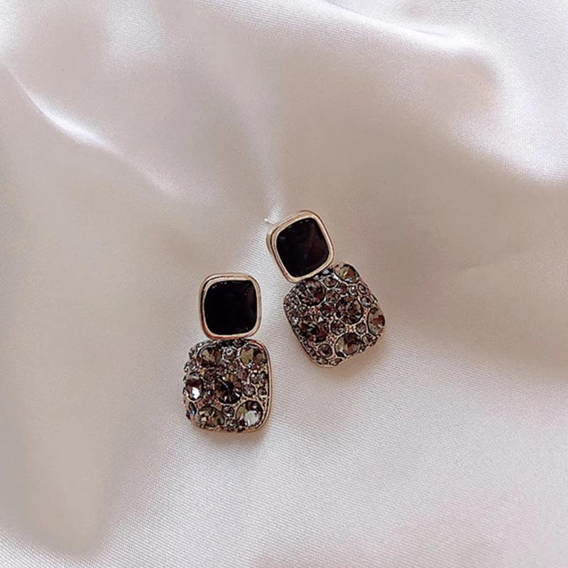 Black Crystal Square Earings Fashion Statement Rhinestone Vintage Drop Earrings for Women Wedding Jewelry Personality Gifts
Black Crystal Square Earings Fashion Statement Rhinestone Vintage Drop Earrings for Women Wedding Jewelry Personality Gifts