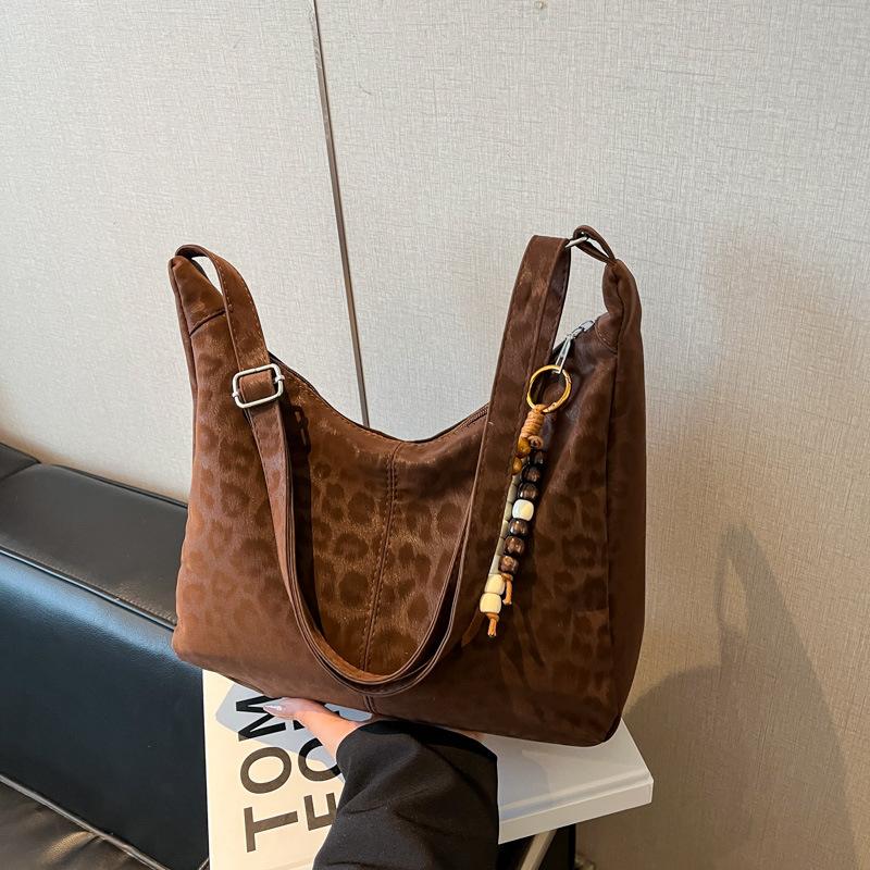 Retro large-capacity leopard print bag women s 2025 new casual commuting versatile messenger bag autumn and winter shoulder tote bag no pendant
Retro large-capacity leopard print bag women s 2025 new casual commuting versatile messenger bag autumn and winter shoulder tote bag no pendant