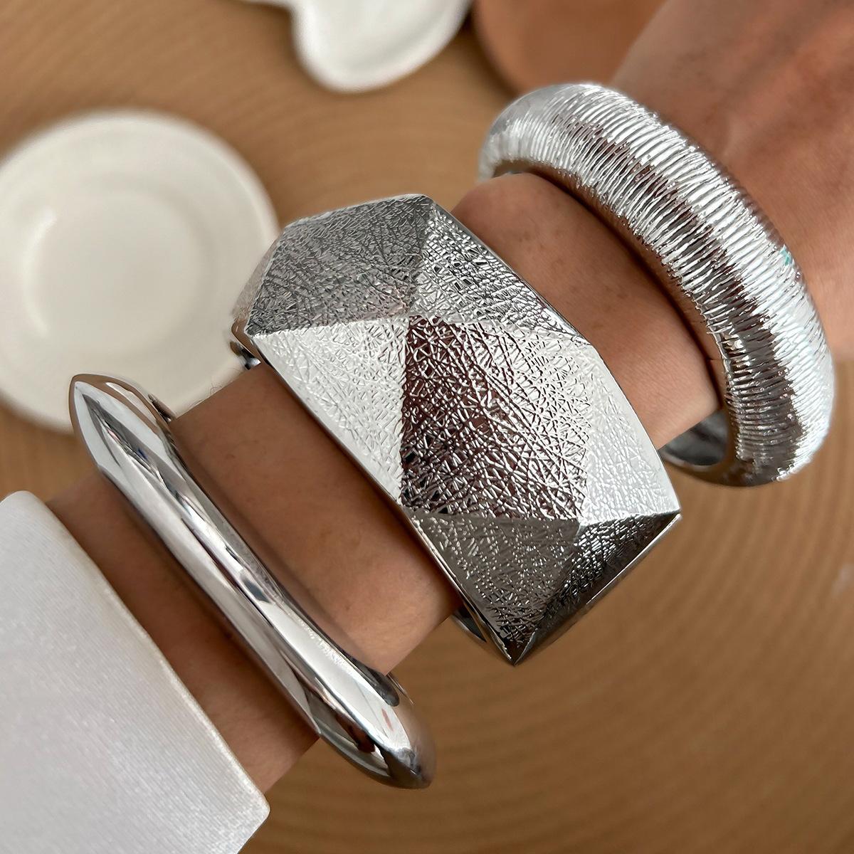 Exaggerated wide-sided texture tangential wide bracelet female, line geometry African metal wind bracelet jewelry
Exaggerated wide-sided texture tangential wide bracelet female, line geometry African metal wind bracelet jewelry