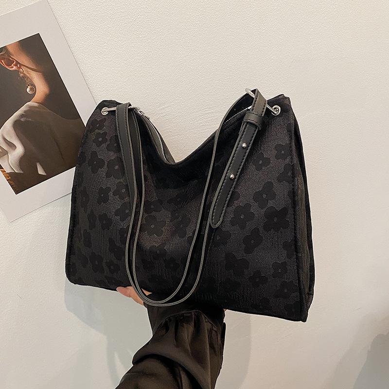 Large-capacity commuter tote bag women s 2025 spring new versatile messenger canvas bag single shoulder portable armpit bag чёрный
Large-capacity commuter tote bag women s 2025 spring new versatile messenger canvas bag single shoulder portable armpit bag чёрный