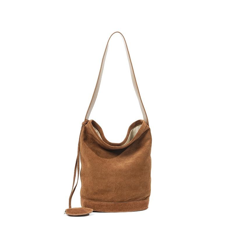 Autumn and winter bags, new leather shoulder armpit bags, niche design, large-capacity matte suede bucket bags коричневий
Autumn and winter bags, new leather shoulder armpit bags, niche design, large-capacity matte suede bucket bags коричневий