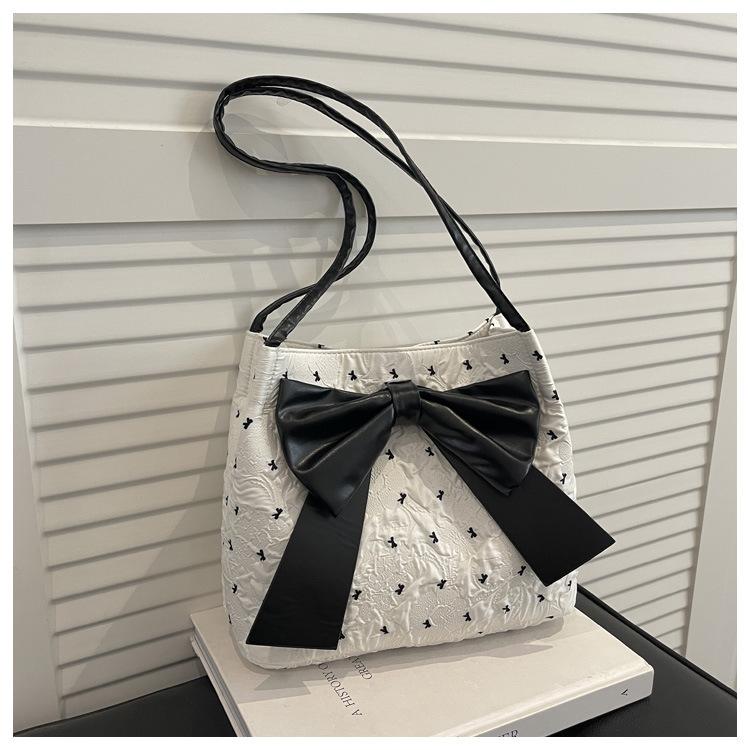New Fashi Polka Dot Simple Shoulder Bag Women Large Capacity Butterfly Underarm Tote Handle Bag Versatile Texture Storage Bags
New Fashi Polka Dot Simple Shoulder Bag Women Large Capacity Butterfly Underarm Tote Handle Bag Versatile Texture Storage Bags