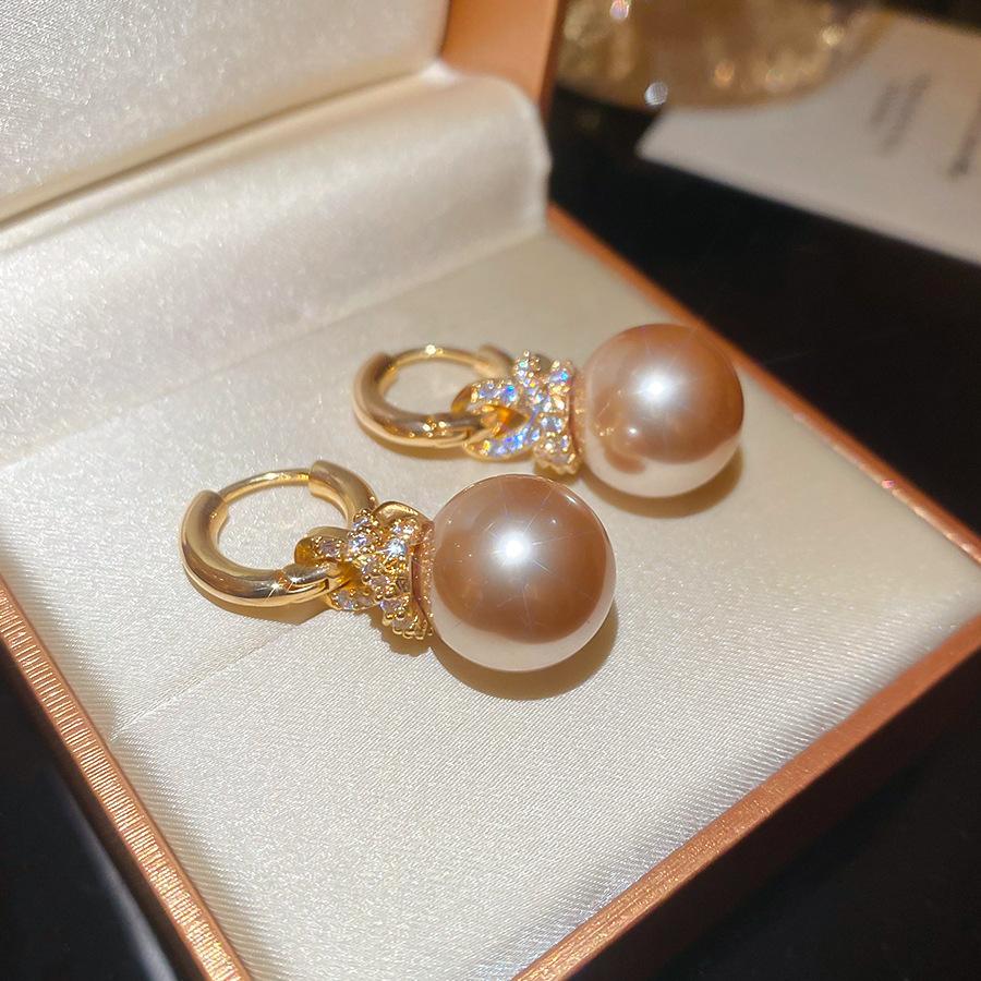 Electroplated pearl ear buckle French retro elegant temperament earrings light luxury niche earrings women
Electroplated pearl ear buckle French retro elegant temperament earrings light luxury niche earrings women