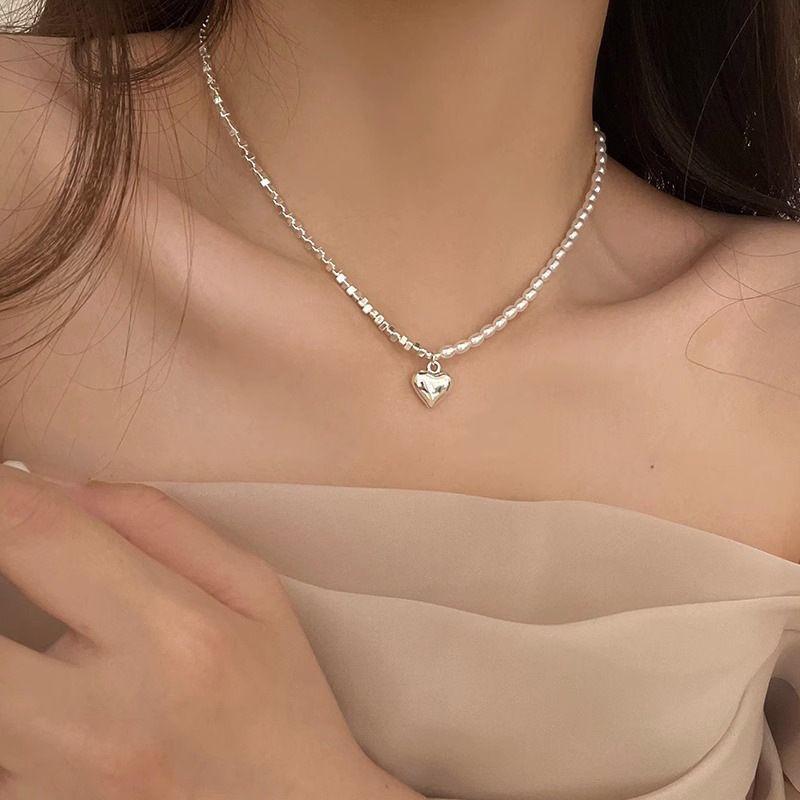 Super flash broken silver splicing pearl necklace women s niche temperament love pendant collarbone chain neck chain accessories
Super flash broken silver splicing pearl necklace women s niche temperament love pendant collarbone chain neck chain accessories