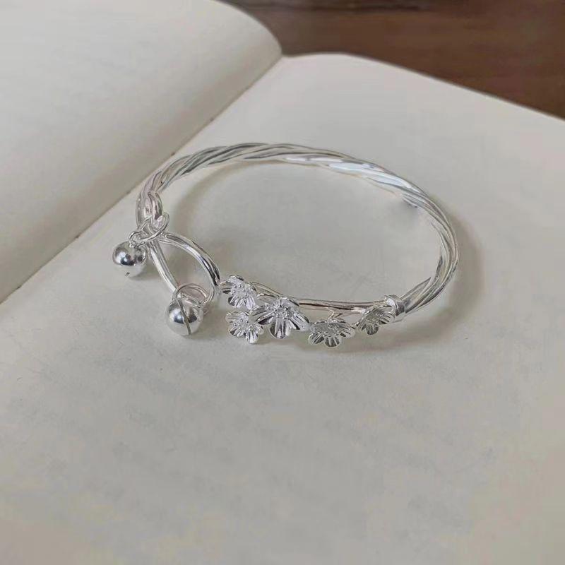 Элегантный браслет-колокольчик с цветком сливы: Элитный весенне-летний подарок для девушки
Элегантный браслет-колокольчик с цветком сливы: Элитный весенне-летний подарок для девушки