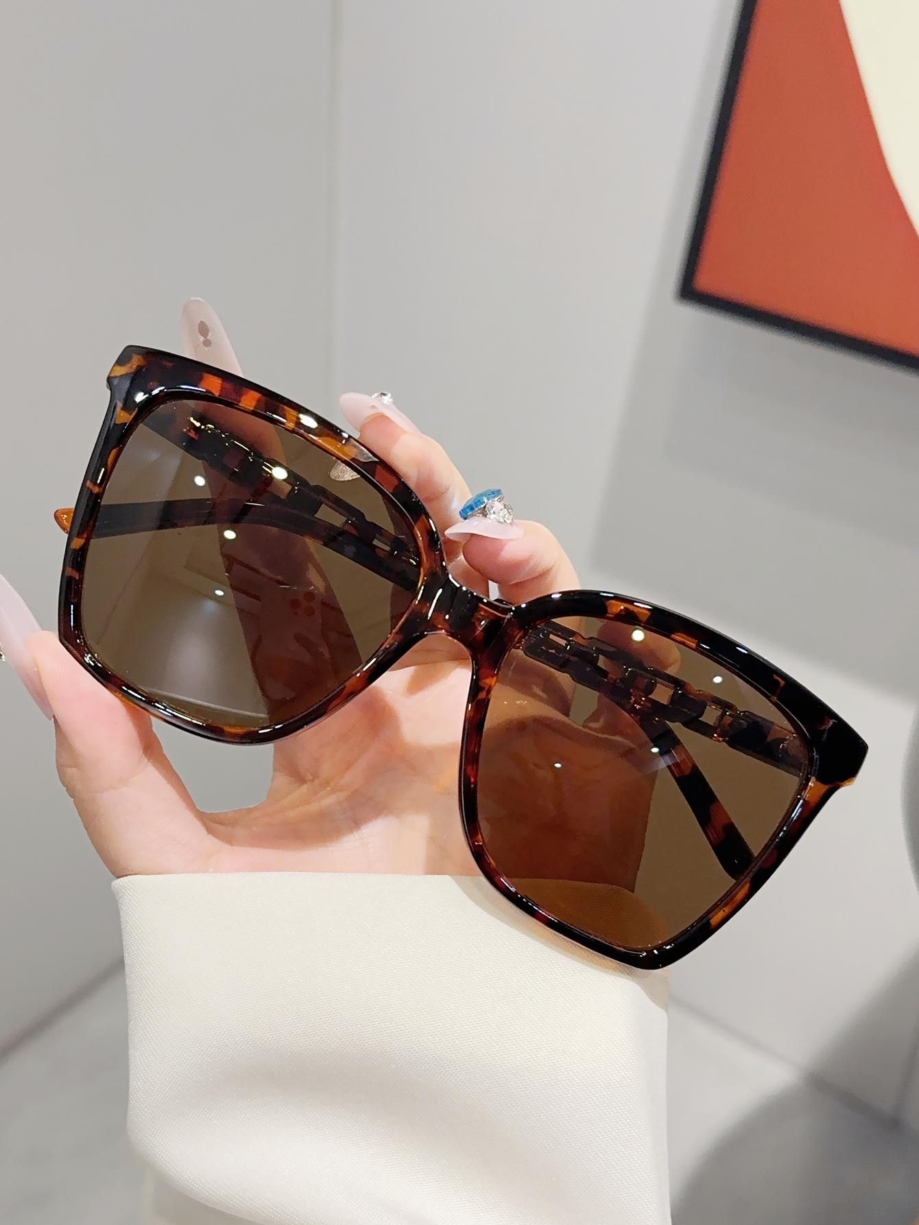 1Pc Light Luxury Style Large Frame Women s Sunglasses, Trendy, Comfortable, Versatile for Travel and Vacation
1Pc Light Luxury Style Large Frame Women s Sunglasses, Trendy, Comfortable, Versatile for Travel and Vacation
