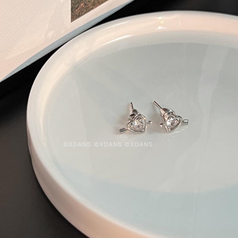 S silver needle love zircon stud earrings women s high-end sense exquisite small earrings temperament cold wind simple earrings women
S silver needle love zircon stud earrings women s high-end sense exquisite small earrings temperament cold wind simple earrings women