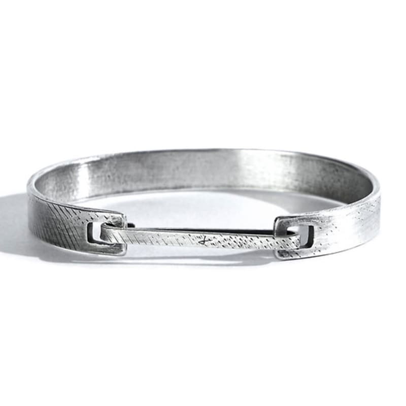 SEWNSWEN SEWN SWEN SILVER SCRATCH CLIP BANGLE ORDER MADE
SEWNSWEN SEWN SWEN SILVER SCRATCH CLIP BANGLE ORDER MADE