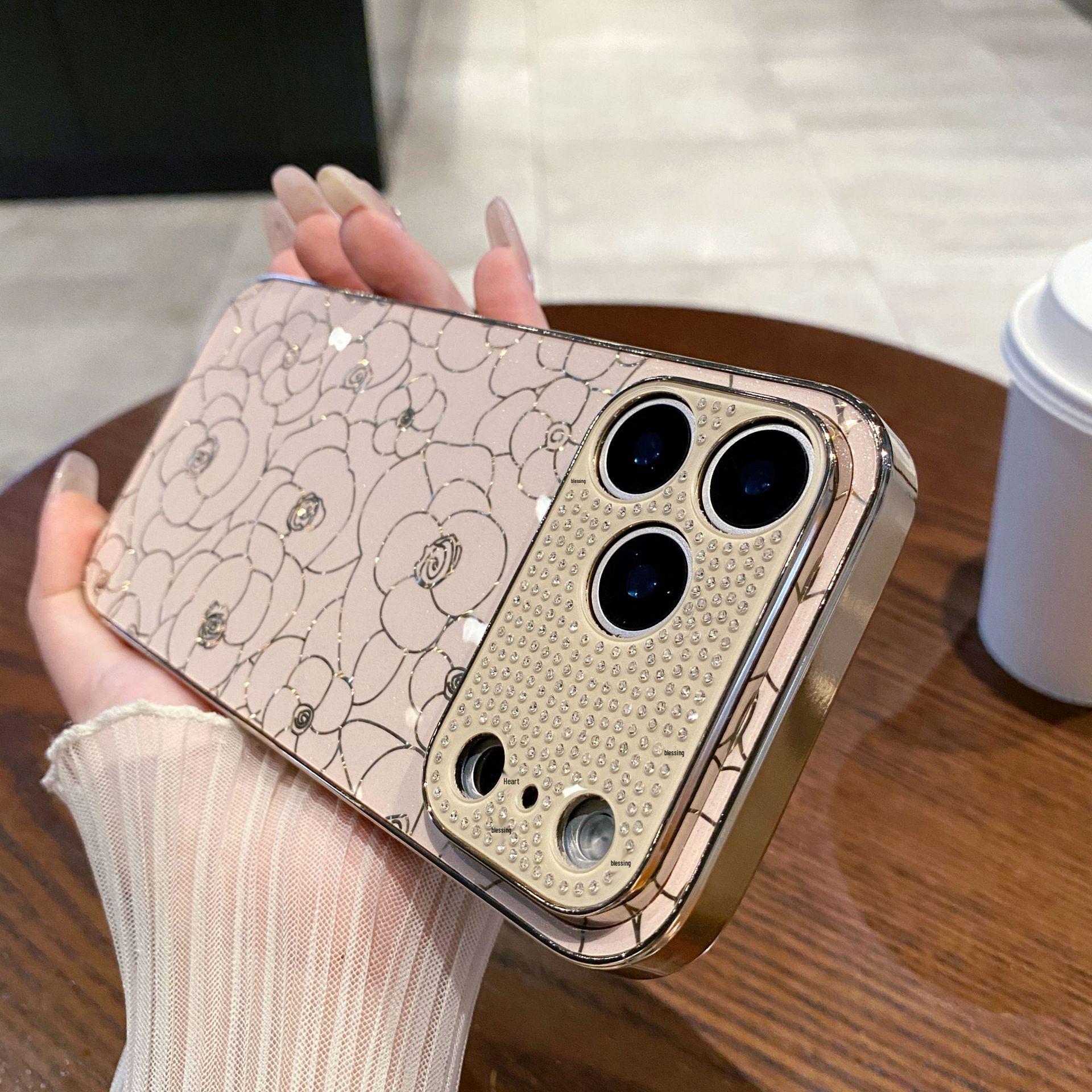 Gold-Plated Flower Petals Phone Case for Apple 17 Pro with Diamond Lens and Electroplated Gold Edge. iPhone 17 Air світло-рожевий колір
Gold-Plated Flower Petals Phone Case for Apple 17 Pro with Diamond Lens and Electroplated Gold Edge. iPhone 17 Air світло-рожевий колір