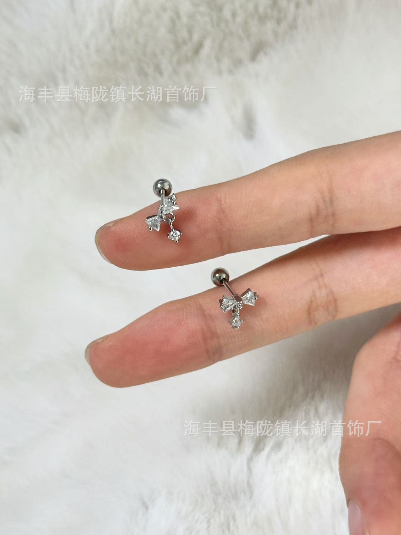 Korean Diamond Temperament Bow Pendant Earrings Basic Cute Mini Earrings Ultra Small Temperament Screw Earbone Nails
Korean Diamond Temperament Bow Pendant Earrings Basic Cute Mini Earrings Ultra Small Temperament Screw Earbone Nails