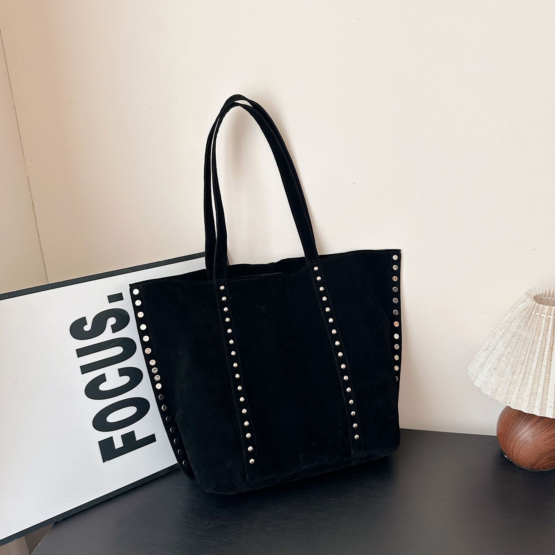 2026 Spicy Girl Rivet Tote Bag Large Capacity Handbag Trendy Design Fashiable Persality Shoulder Bags Gift For Lady чёрный
2026 Spicy Girl Rivet Tote Bag Large Capacity Handbag Trendy Design Fashiable Persality Shoulder Bags Gift For Lady чёрный