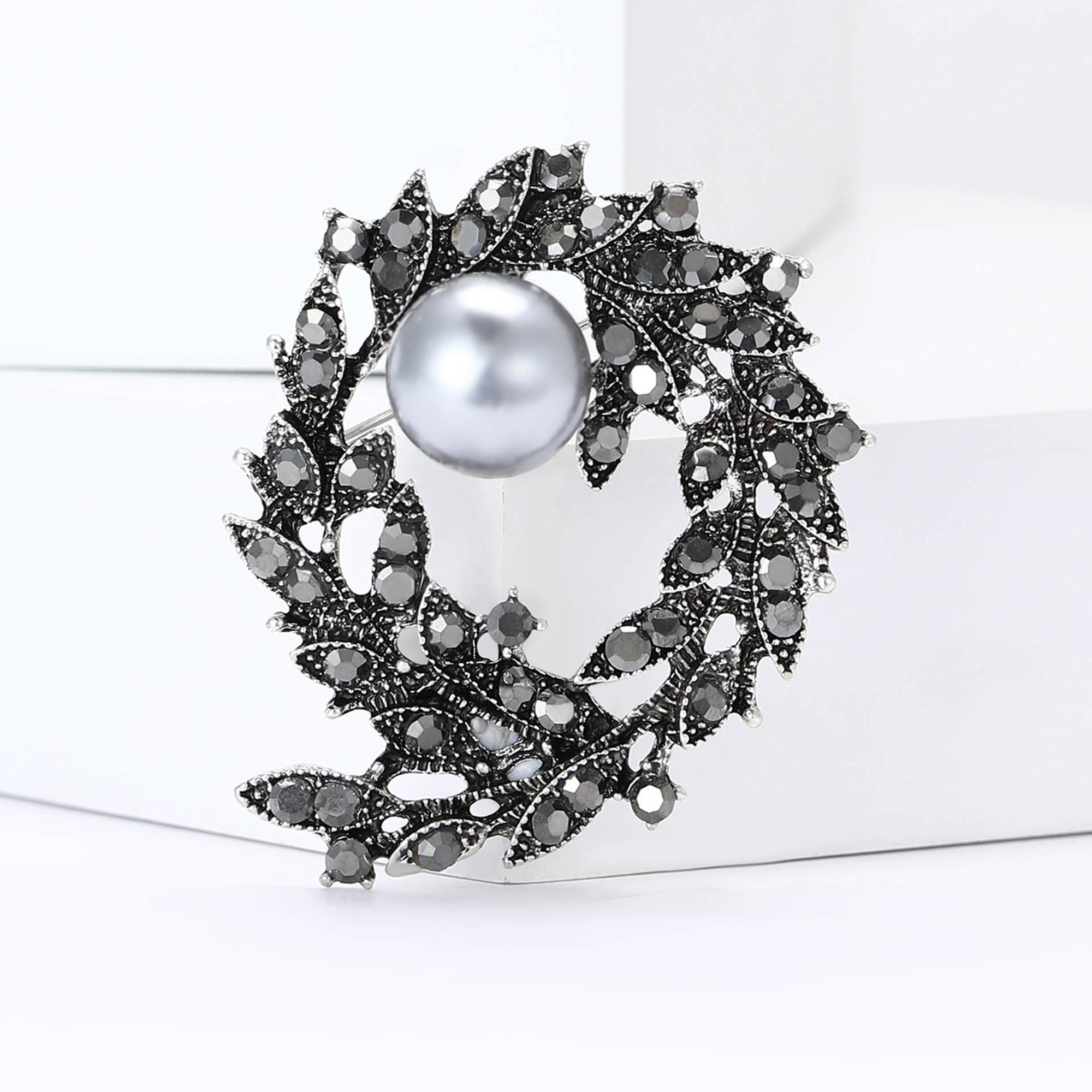 Vintage Gun Black Rhinestone Wreath Brooches for Women Unisex Pearl Plant Pins Event Party Backpack Decoration Clothes Accessory
Vintage Gun Black Rhinestone Wreath Brooches for Women Unisex Pearl Plant Pins Event Party Backpack Decoration Clothes Accessory