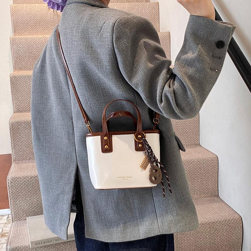 2025 new bag women s bag trendy fashion small square bag popular plush pendant shoulder messenger bag premium feeling bag 20*9*15.5
2025 new bag women s bag trendy fashion small square bag popular plush pendant shoulder messenger bag premium feeling bag 20*9*15.5