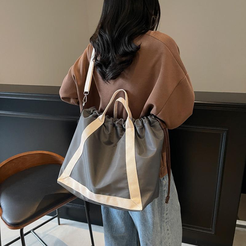 Tooling casual daily commute color matching pocket handbag spring and summer new yoga fitness sports bag серый
Tooling casual daily commute color matching pocket handbag spring and summer new yoga fitness sports bag серый