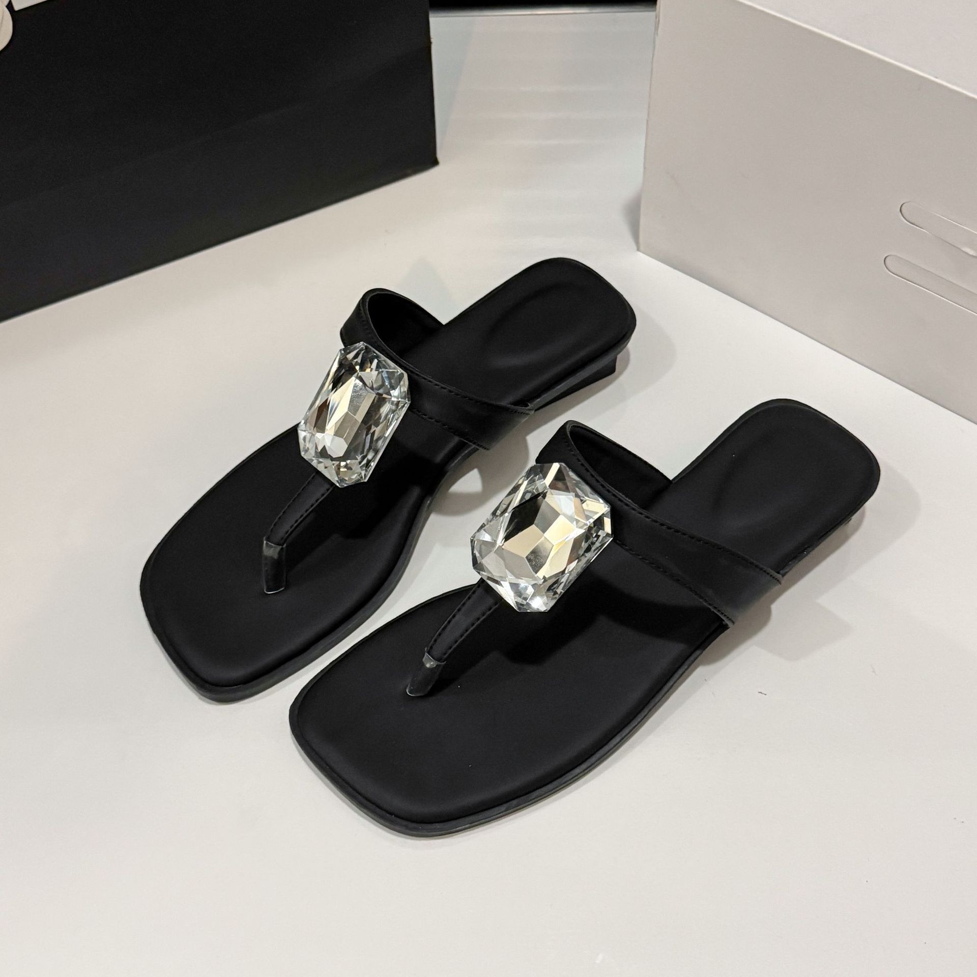 Beautiful rhinestone thick heel herringbone cool slippers women s summer wear new skirt fashion high heel sandals 43 чёрный
Beautiful rhinestone thick heel herringbone cool slippers women s summer wear new skirt fashion high heel sandals 43 чёрный