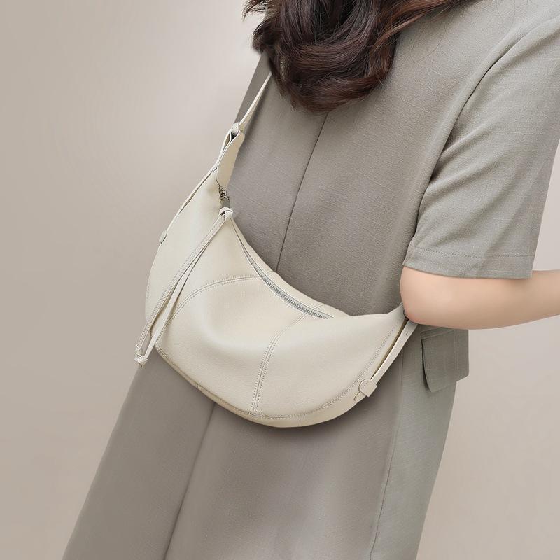Bag new autumn and winter women s bag high-end shoulder bag Maillard commuter messenger bag dumpling bag
Bag new autumn and winter women s bag high-end shoulder bag Maillard commuter messenger bag dumpling bag