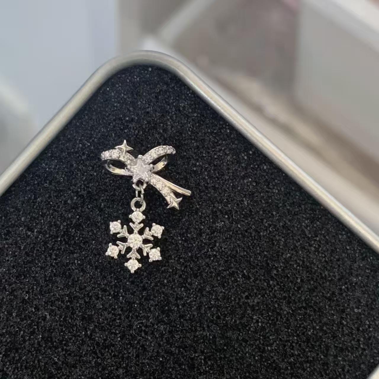 Christmas new earbone nails collection titanium steel screws personalized creative kawaii earrings Christmas tree snowflake atmosphere
Christmas new earbone nails collection titanium steel screws personalized creative kawaii earrings Christmas tree snowflake atmosphere