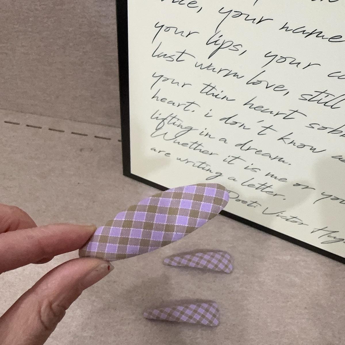 Retro Plaid Triangle Hair Clip for Girls - Simple BB Side Hairpin Accessory
Retro Plaid Triangle Hair Clip for Girls - Simple BB Side Hairpin Accessory