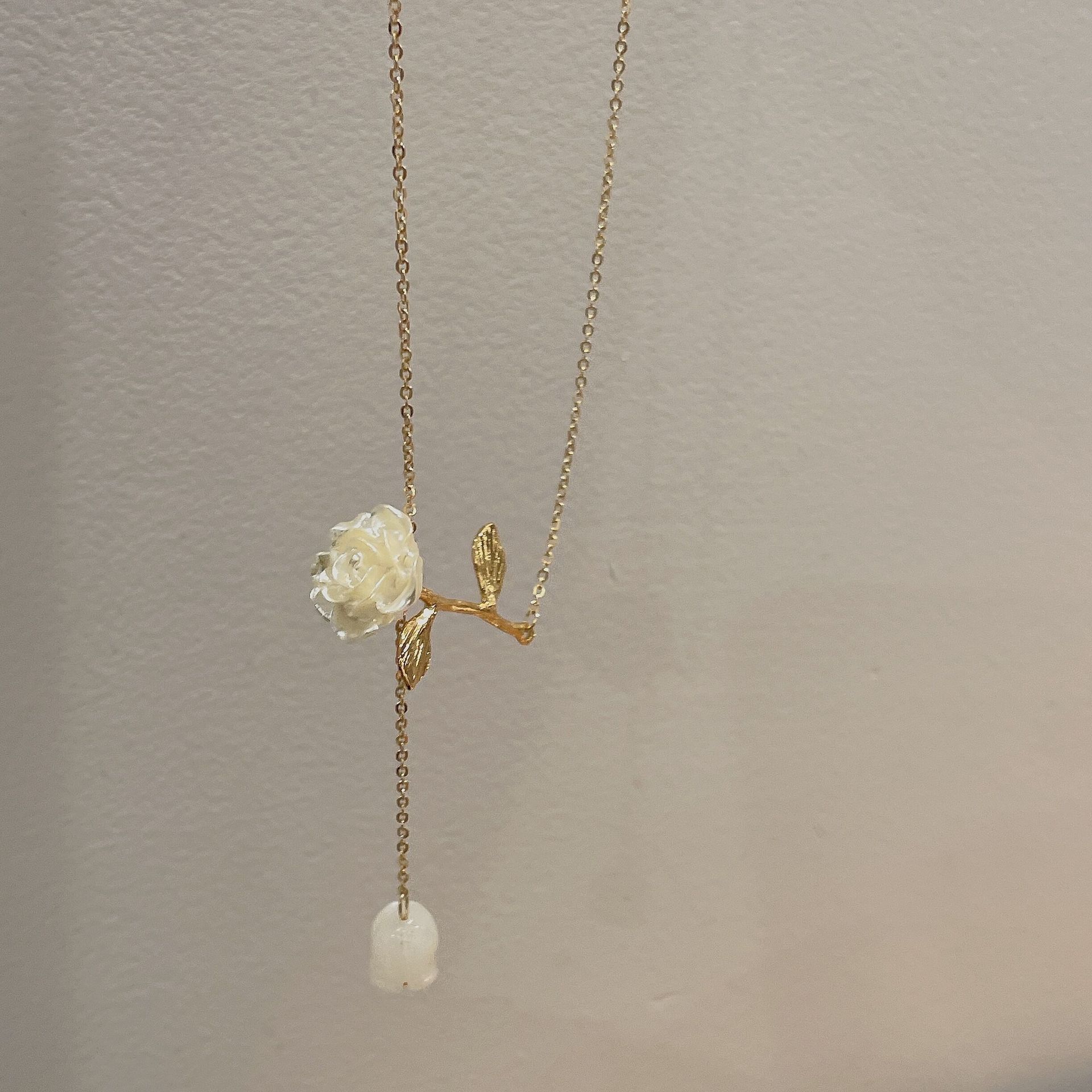 2025 Fashion New Simple French White Rose Super Immortal Gentle Water Droplet Small Fresh Advanced Design Necklace Sales Party
2025 Fashion New Simple French White Rose Super Immortal Gentle Water Droplet Small Fresh Advanced Design Necklace Sales Party