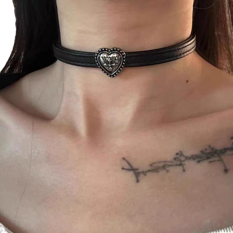 Gothic Sliver Color Butterfly Rivets Skull Red Drip Glaze Cross Tassel Black PU Leather Choker Necklace for Women Punk Jewelry
Gothic Sliver Color Butterfly Rivets Skull Red Drip Glaze Cross Tassel Black PU Leather Choker Necklace for Women Punk Jewelry
