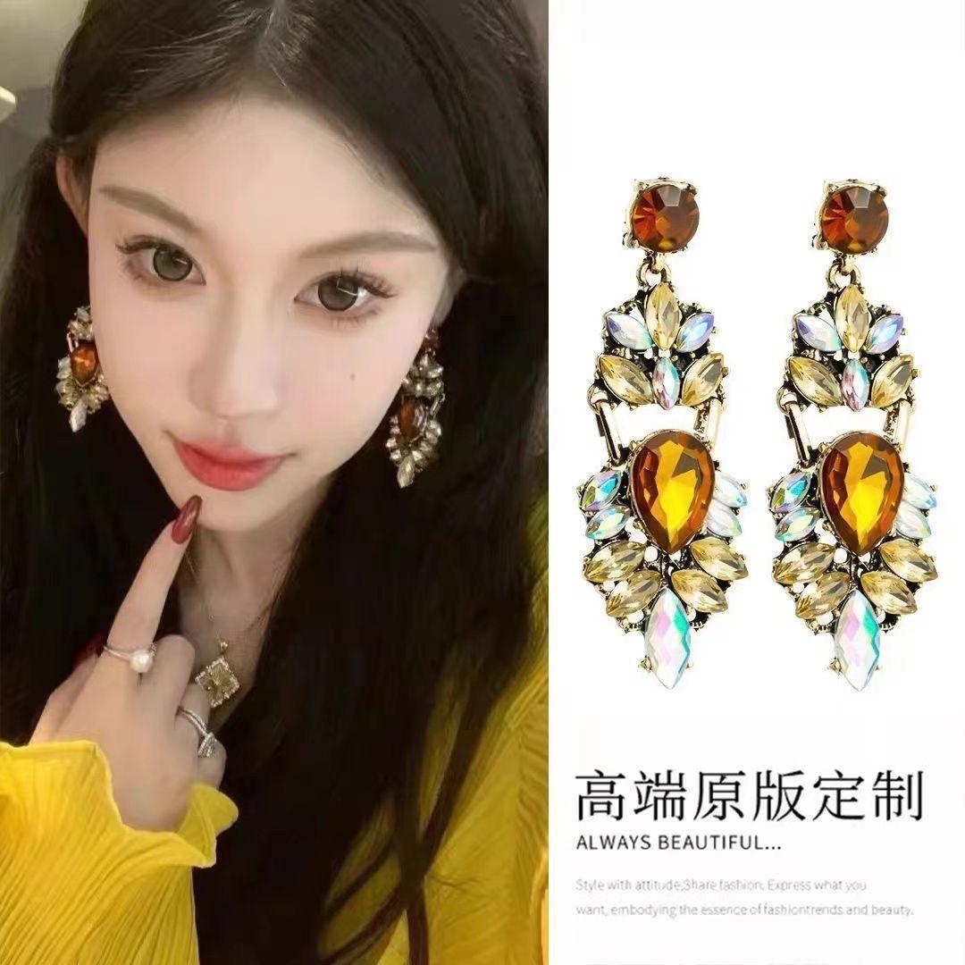 Water drop diamond earrings retro temperament niche design earrings light luxury high sense versatile exquisite earrings women
Water drop diamond earrings retro temperament niche design earrings light luxury high sense versatile exquisite earrings women