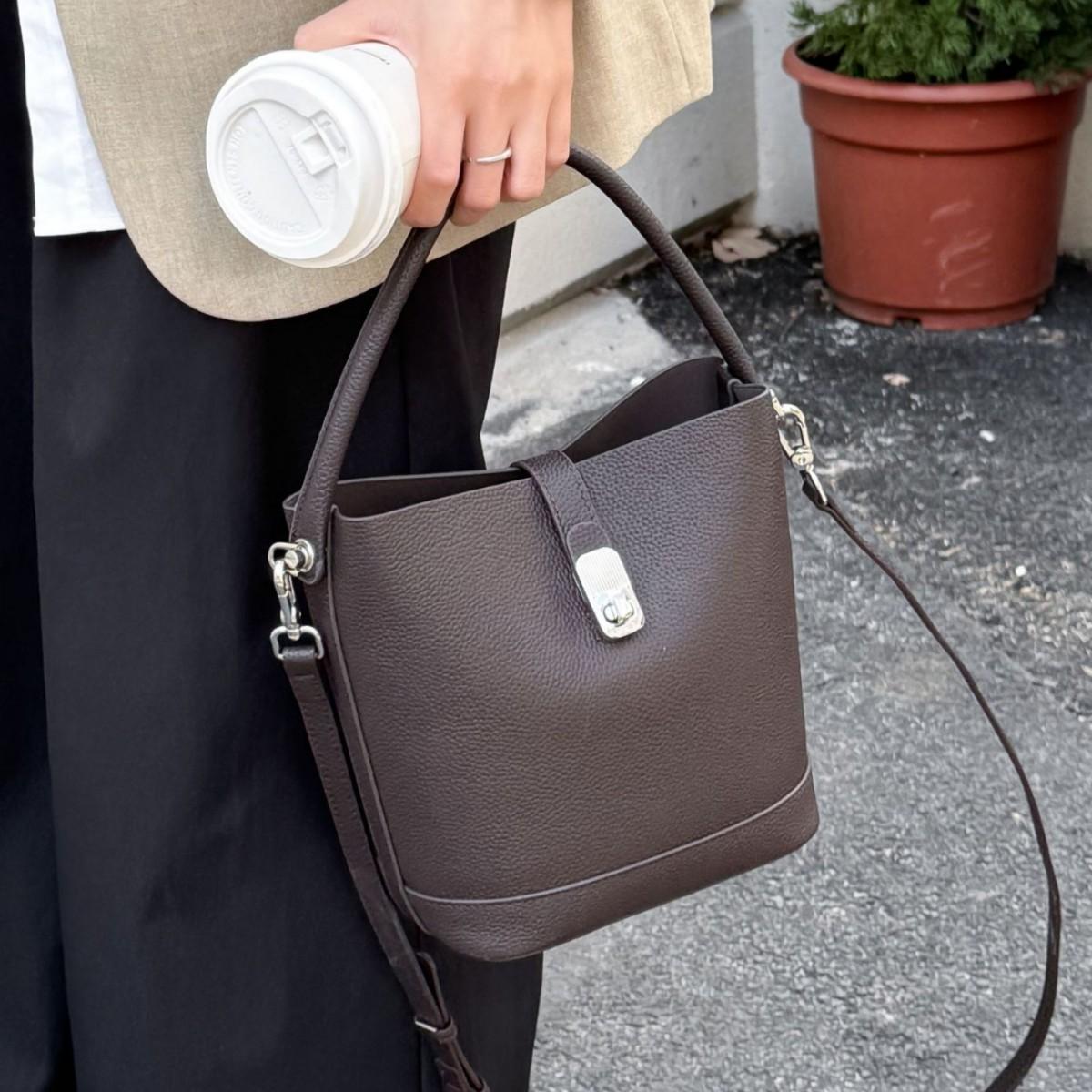 Crossbody Fashion Ladies One Shoulder Practical Tote Bag темно-коричневого кольору
Crossbody Fashion Ladies One Shoulder Practical Tote Bag темно-коричневого кольору