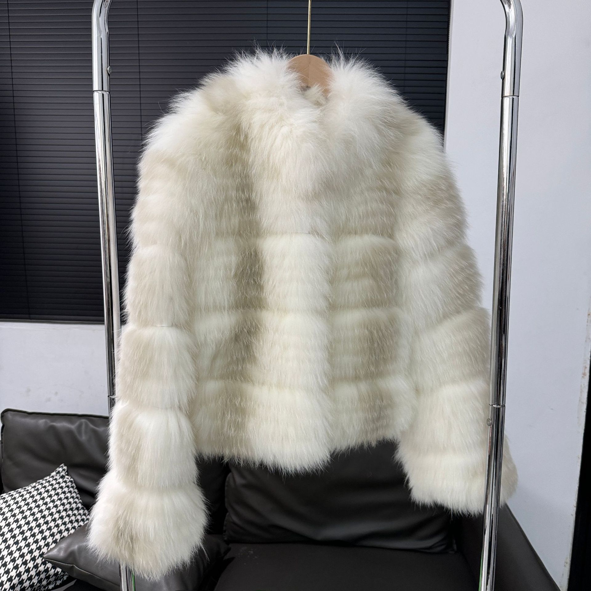 New~ Sunset Sweet Wine Stand-Up Collar Edition Fox Hair Strips Age Reduction Light Fur Short Jacket Women one size fits all слонова кістка
New~ Sunset Sweet Wine Stand-Up Collar Edition Fox Hair Strips Age Reduction Light Fur Short Jacket Women one size fits all слонова кістка