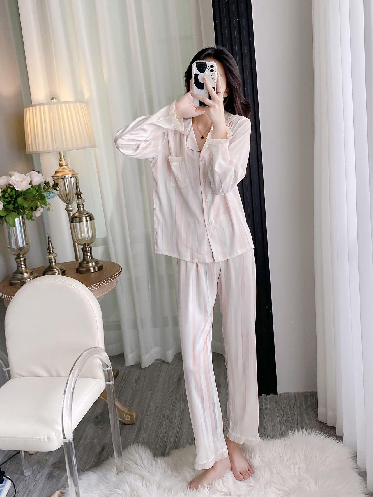Satin Ice Women s Silk Pajama Set - Long Sleeve & Pants, Ideal for Spring/Autumn, Loose Fit, Versatile for Outdoors & Home Leisure Large
Satin Ice Women s Silk Pajama Set - Long Sleeve & Pants, Ideal for Spring/Autumn, Loose Fit, Versatile for Outdoors & Home Leisure Large